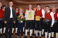 Ehrung von Peter Lengauer-Stockner zur 40 Jahre Chormitglied und davon 9 Jahre als Obmann (2020) - Foto H.Nageler